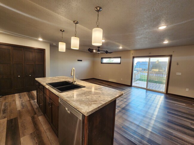 Foto del edificio - Modern 4bed/4bath near Jefferson Highschool