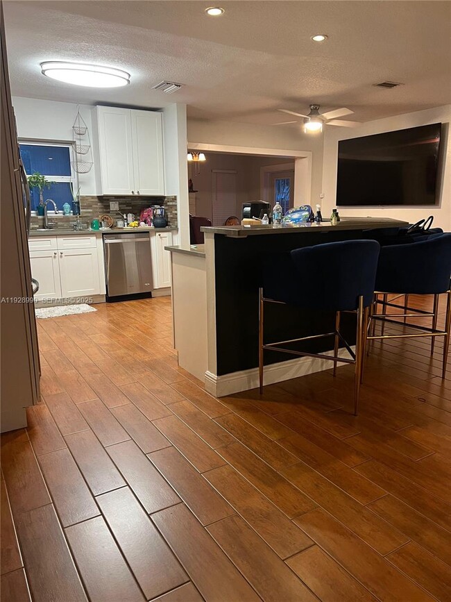 Foto del edificio - 1040 Lyons Park Dr