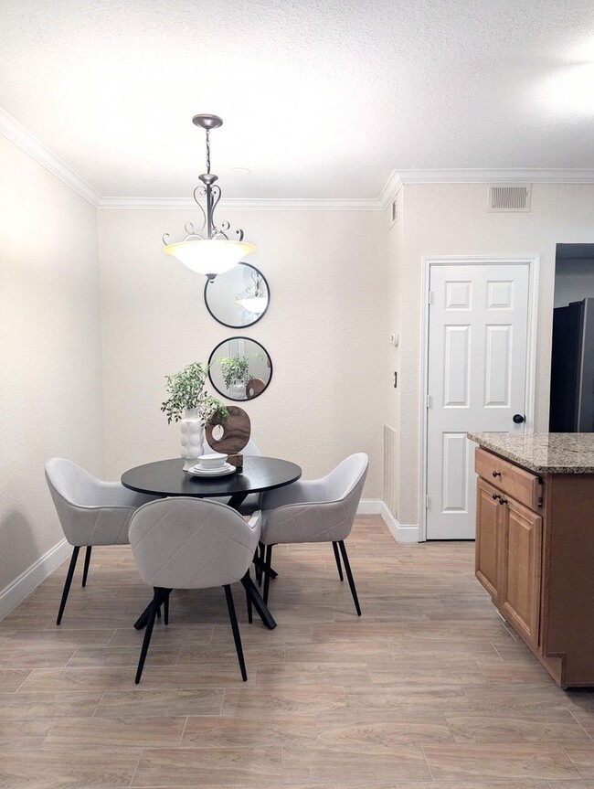 Building Photo - Gorgeous!! Must see 2x2 fully renovated co...