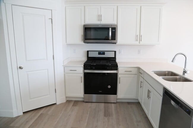 Building Photo - 181 E 550 N