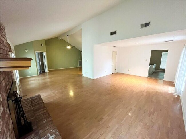 Foto del edificio - 3BR SFR with Island Kitchen and 2-Car Garage in Lexington Woods