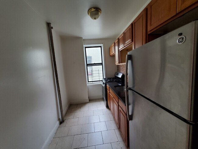 Building Photo - 2565 Grand Concourse