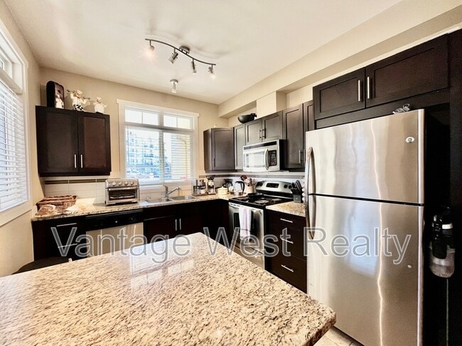Building Photo - 1350-1350 Ridgeway Dr