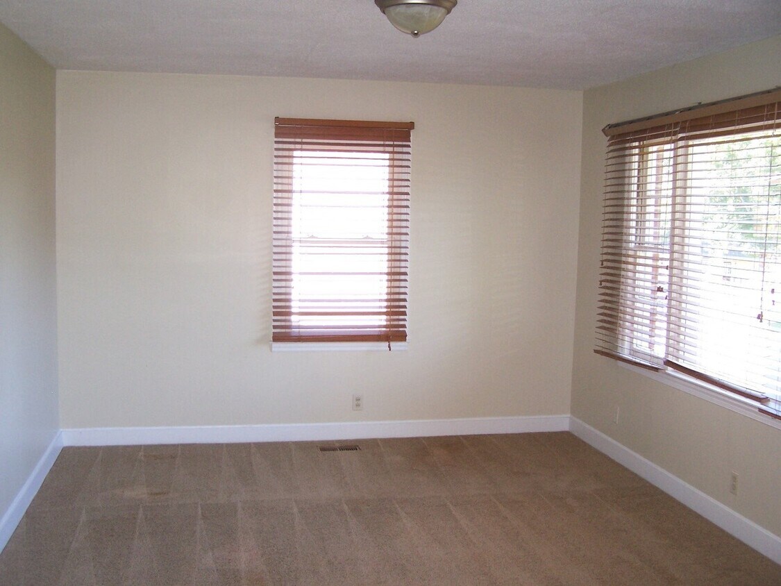 Building Photo - Coming Soon! Large 3BR/1BA Home