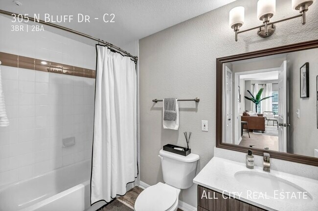 Building Photo - 305 N Bluff Dr