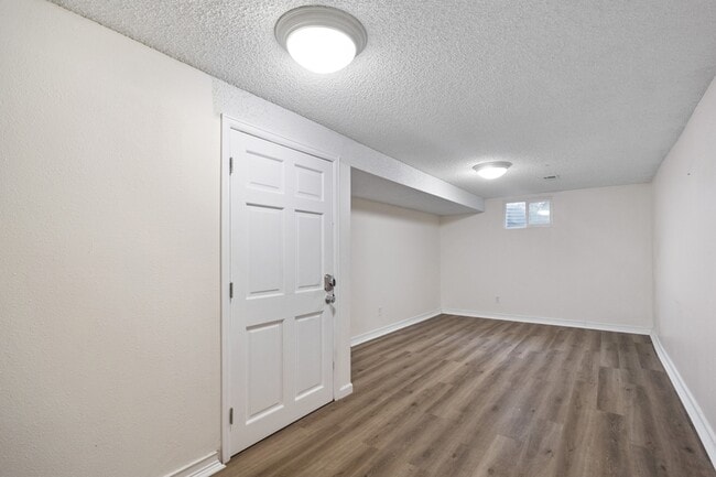 Foto del edificio - 8150 Ames Way