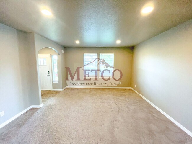 Building Photo - Beautiful Coburg 3 Bed / 2.5 Bath Crafstma...