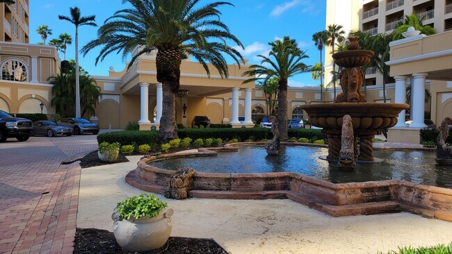 Building Photo - Seasonal/short term 3/2 renovated Ritz Carlton beauty with long water views