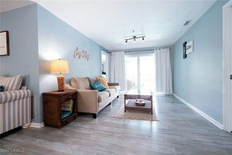 Building Photo - 1351 Oaklawn Ct