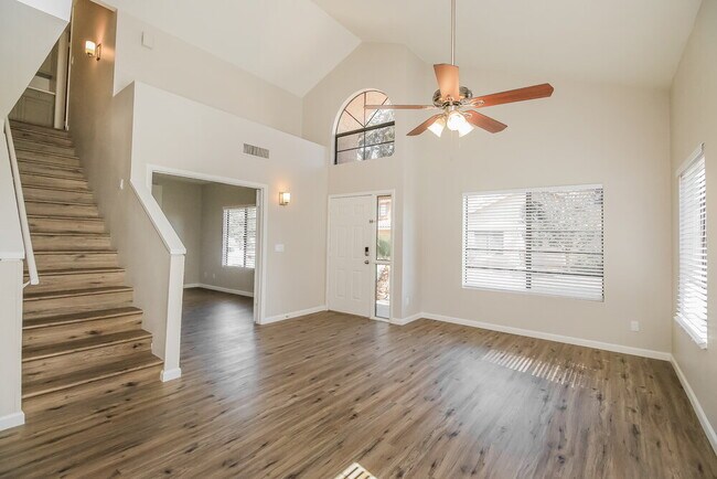 Foto del edificio - 1338 N Brittany Ln