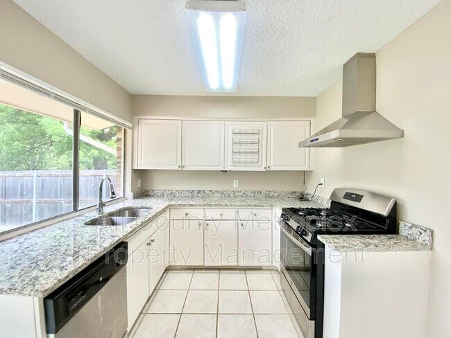 Building Photo - 3209 Sharon Cir