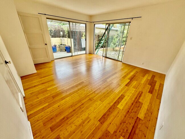 Enorme dormitorio principal - 3243 Mountain View Ave