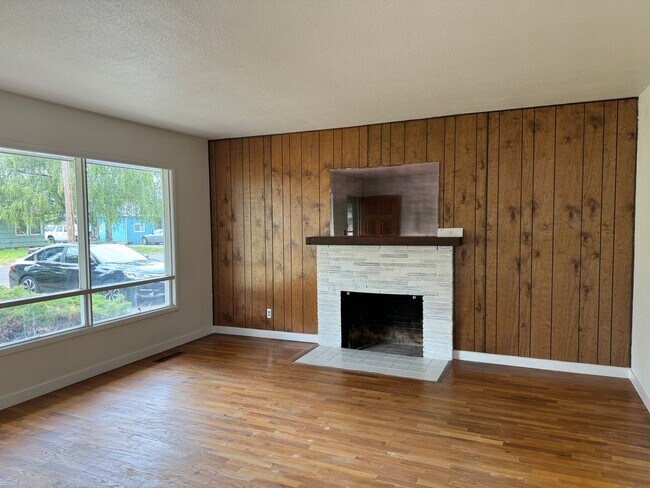 Building Photo - Beautiful 3 bedroom 1.5 bath house with a ...