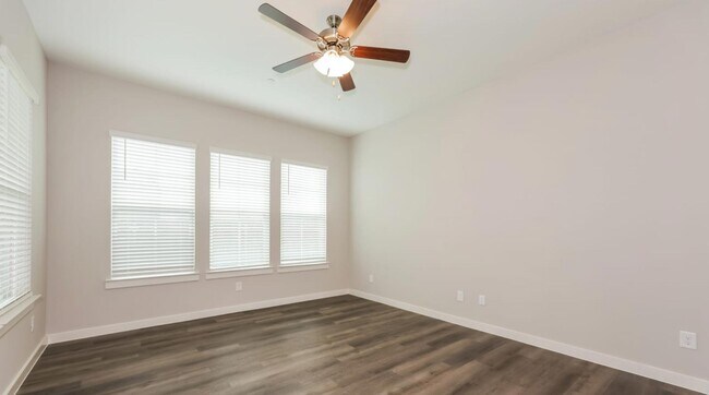 Foto del edificio - AVAILABLE NOW