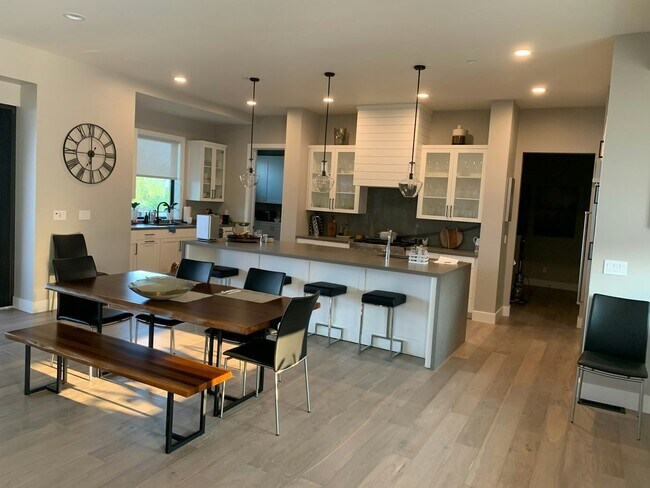 Foto del edificio - 3907 Rincon Ridge Dr