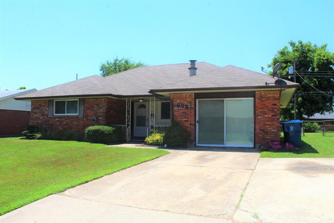 Building Photo - 629 Lotus Ave