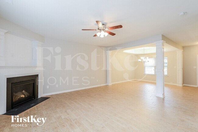 Foto del edificio - 5519 Pinebrook Ln