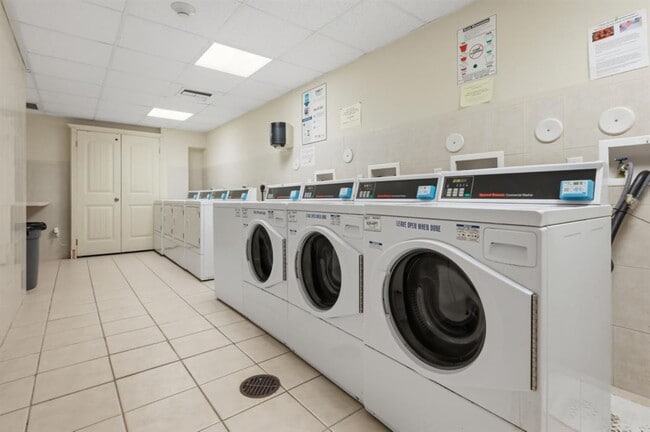 Building Photo - 1515 E Broward Blvd