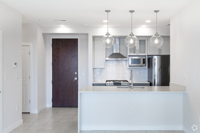 2BR, 2BA - 950SF - Kitchen - Icon Norfolk Apartments