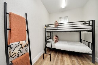 Building Photo - 710 Kipp Ave