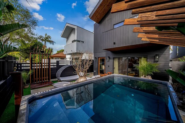 Building Photo - Ultra luxury fully furnished 3 bedroom, 2.5 bathroom. Gustavo Lopez AMSi