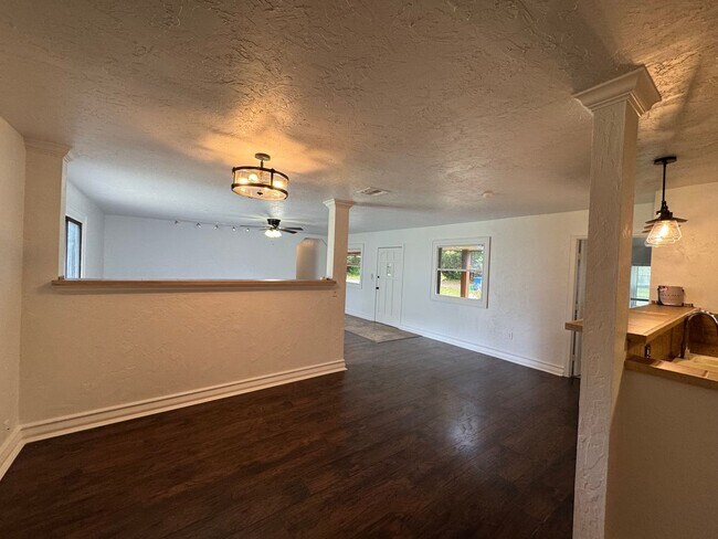 Foto del edificio - GORGEOUS! 5 Bedroom, 3 Bathroom Home in Deland!