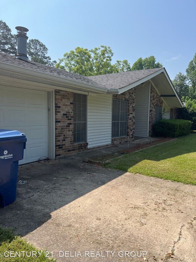 Building Photo - 3 br, 2 bath House - 111 Whispering Pines