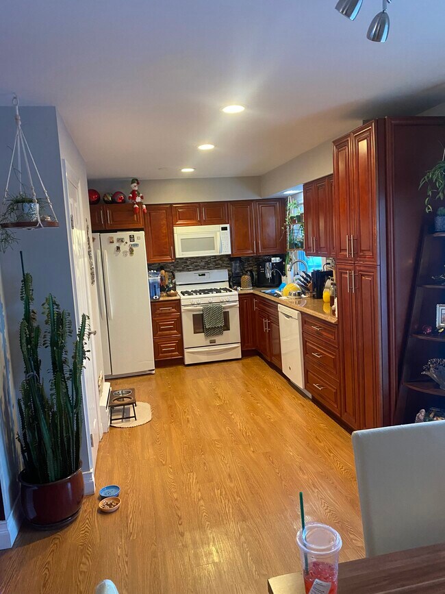 Building Photo - 6706 Bentley Ave