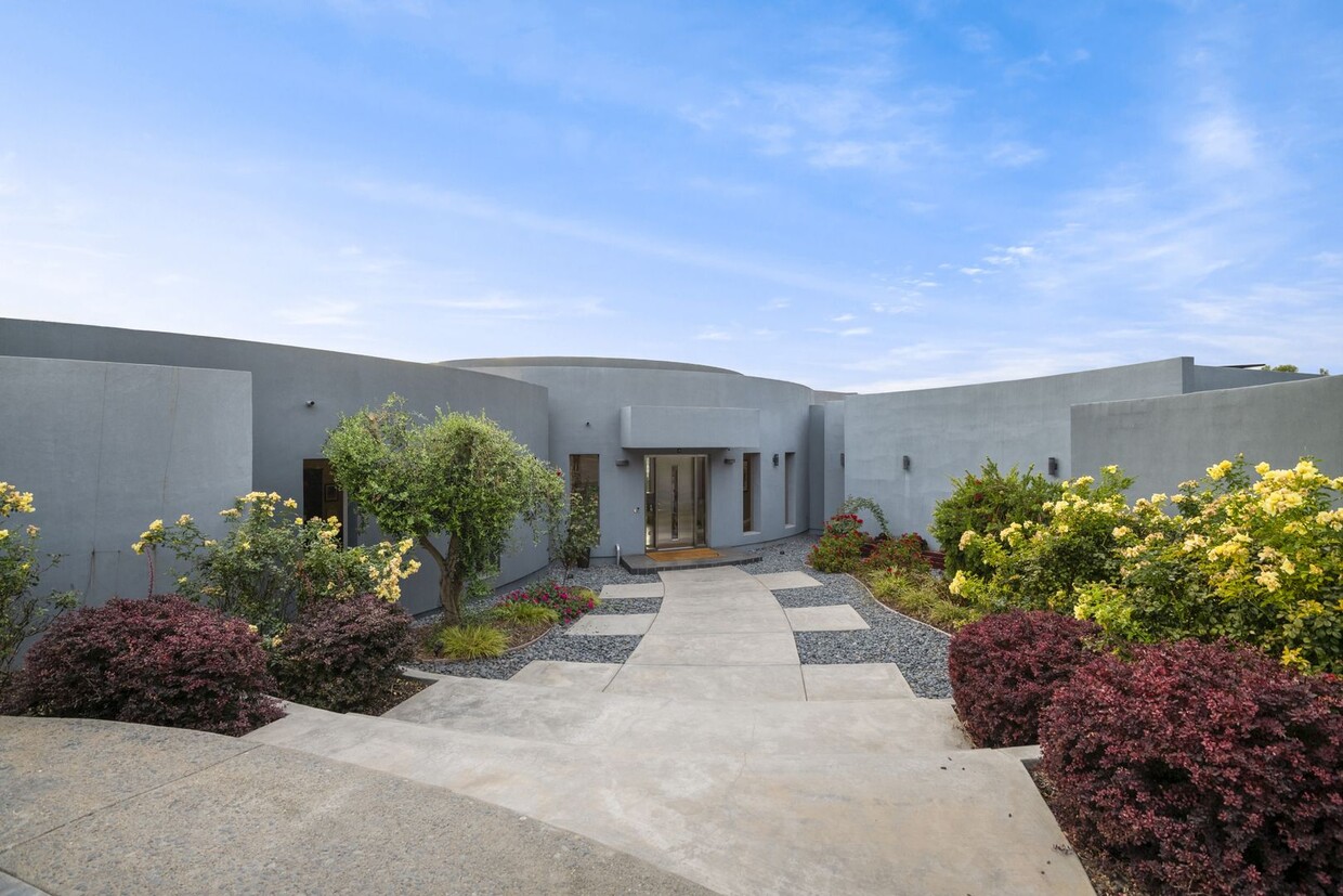 Primary Photo - Beautiful Executive Estate Available in Vi...