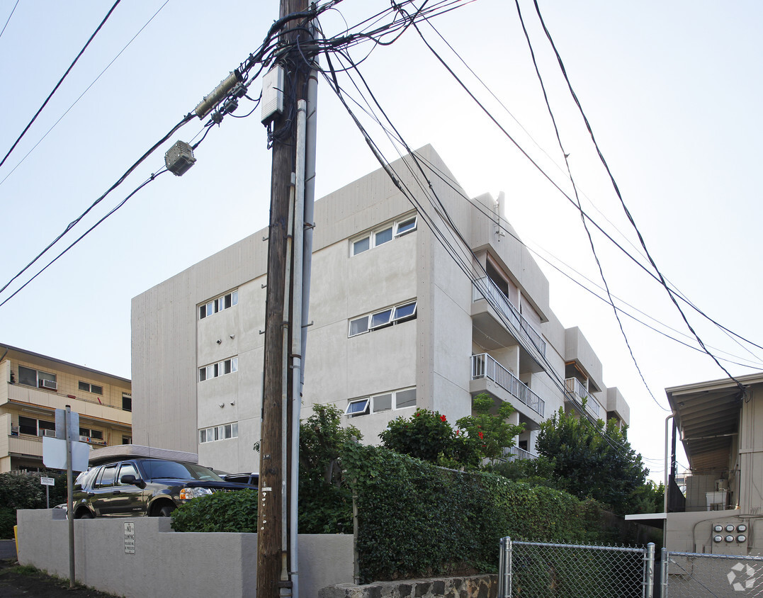 Building Photo - Queen's Villa