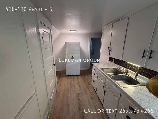 Building Photo - 418-420 Pearl-5