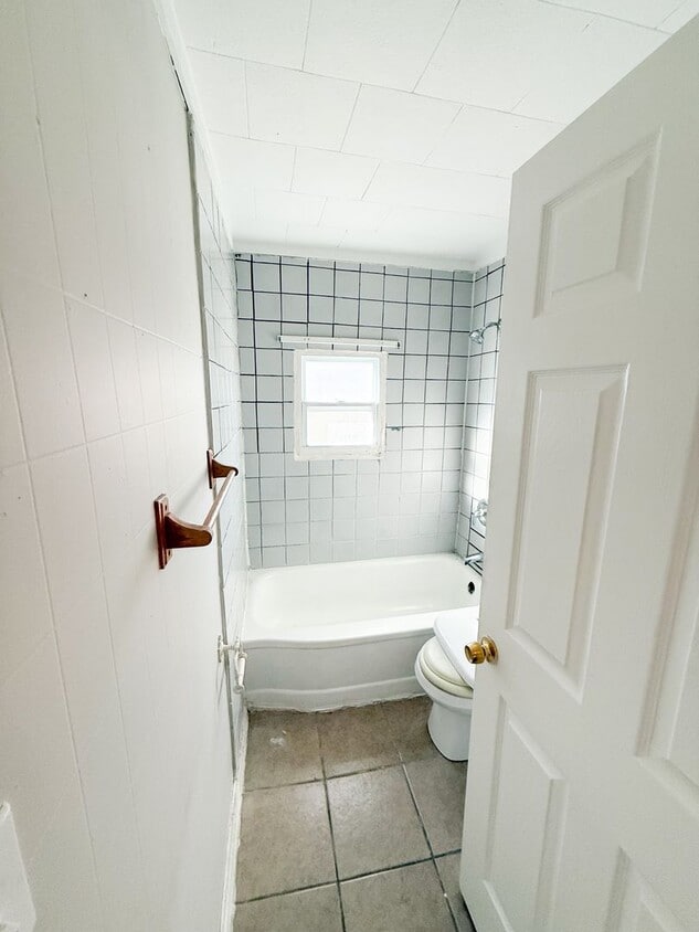 Foto del edificio - 2 Bed/1 Bath - Beautiful Hardwood Floors!