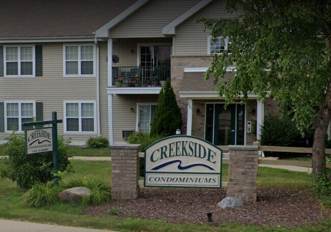 Uno de los tres edificios de la propiedad. - 205 Kearney Way