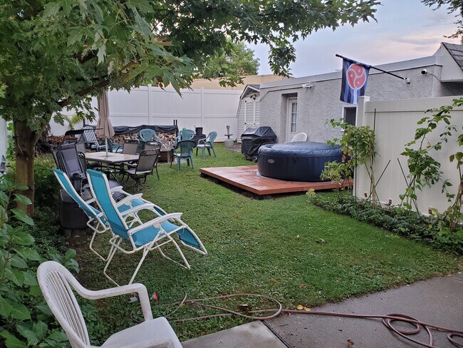 Foto del edificio - 2411 Patane Ave