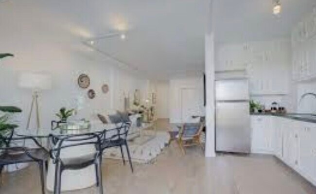 Building Photo - 999 N Doheny Dr