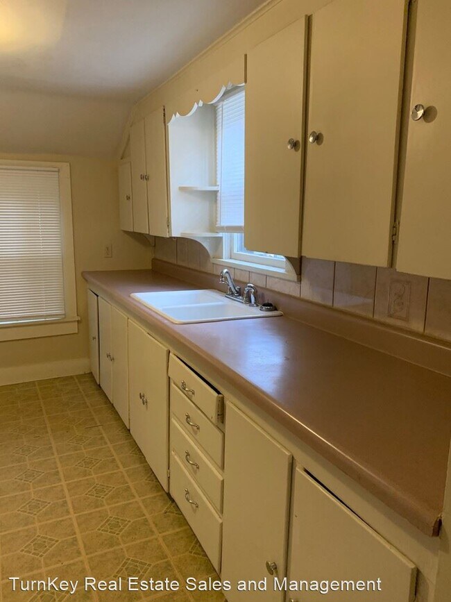 Building Photo - 2 br, 1 bath House - 624 W Webster