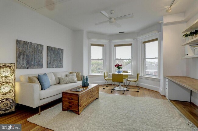 Foto del edificio - 3155 Mt Pleasant St NW