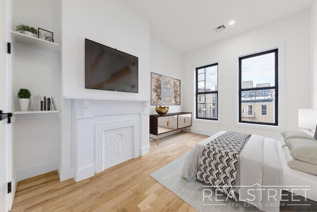 Building Photo - Stunning & Spacious Brand New 4 Bed 3 Bath...