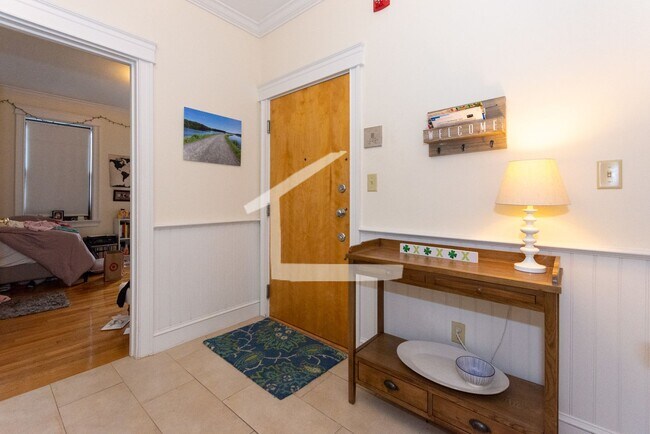 Foto del edificio - Huge, renovated top floor 4BR/2BA apartmen...