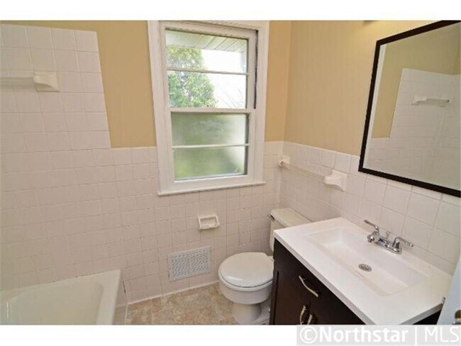 Foto del edificio - Charming Home in Desirable Bloomington Loc...