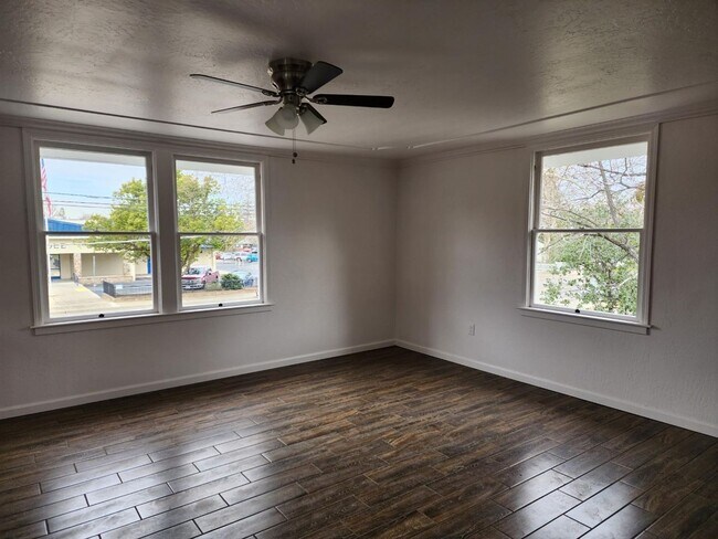 Foto del edificio - Charming Remodeled 3 Bedroom Victorian In Anderson
