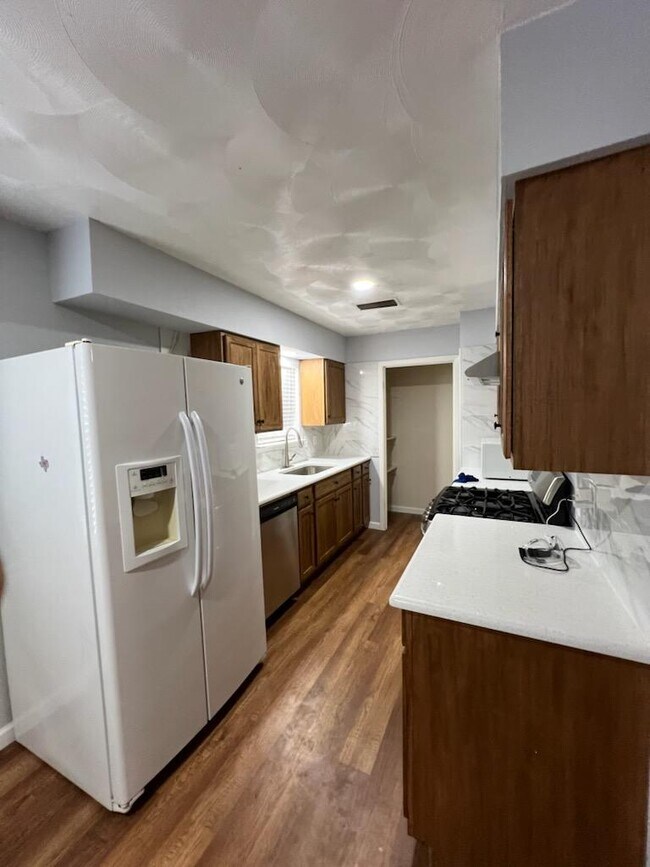 Foto del edificio - 3414 Hillsdale Ln