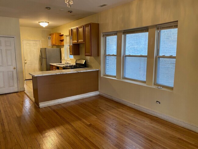 Building Photo - 6327 N Francisco Ave
