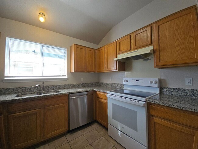 Foto del edificio - NEW IN MANAGEMENT - AVAILABLE NOW!