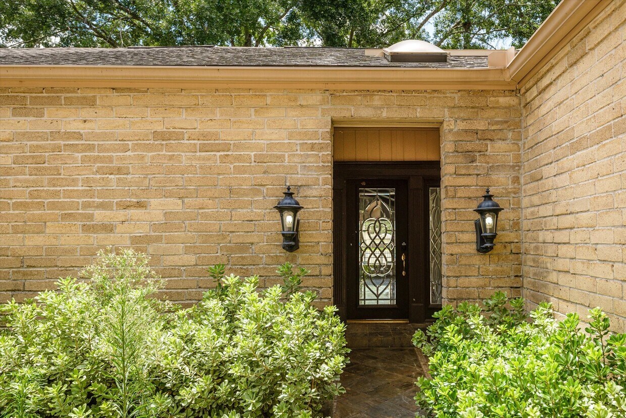 Foto del edificio - 7715 Brush Wood Dr