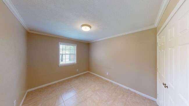 Building Photo - 2/1 Duplex Available For Prelease!