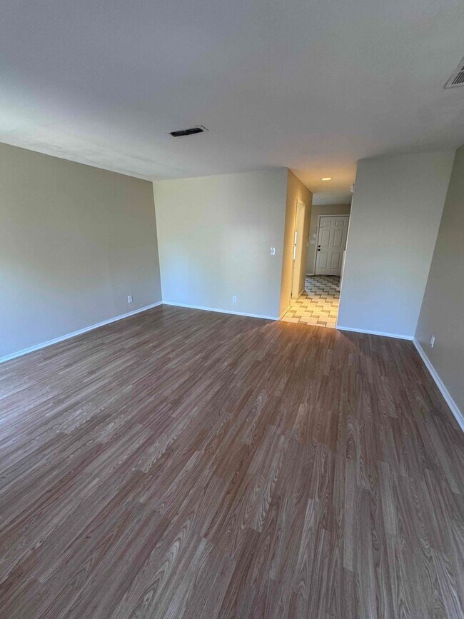 Foto del edificio - Darling 1 Bed, 1.5 Bath Townhouse with sma...