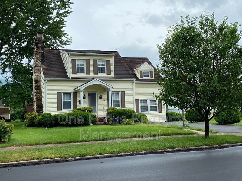 Primary Photo - 2216 Lincoln Dr