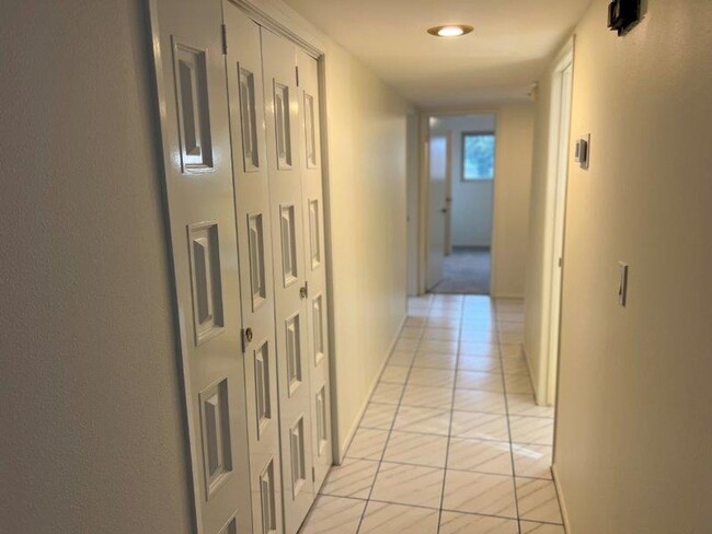 Foto del edificio - Granada Hills 4 Beds + 2 Baths HOME Move i...