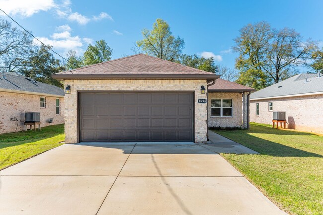 Building Photo - Beautiful Brick 4 Bedroom in Niceville!